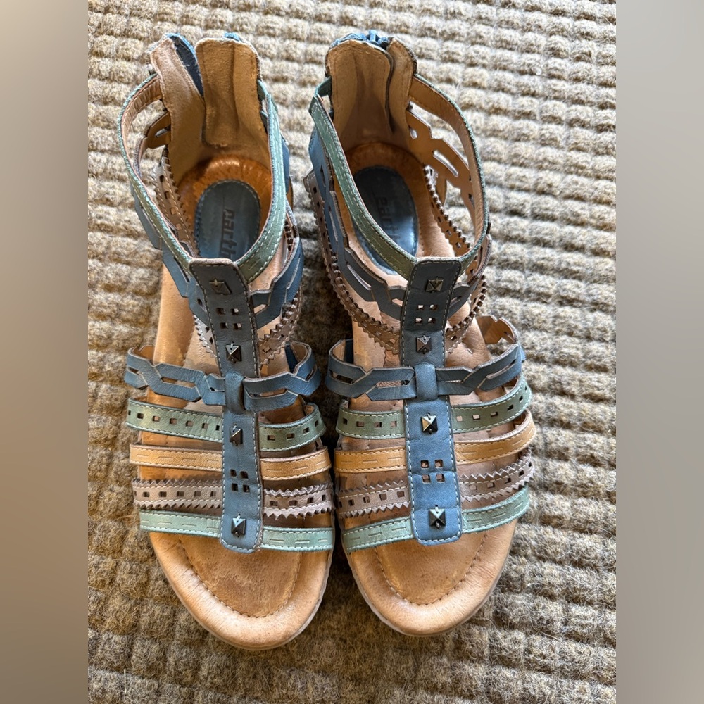 Cute sandals by Earth, size 8